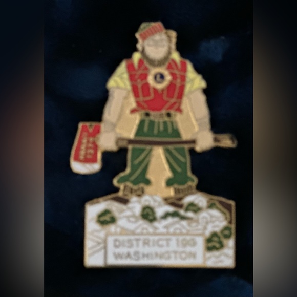 Vintage LIONS CLUB Brooch Pin Hawaii 1976 District 19G Washington Lumberjack - Picture 2 of 2